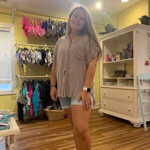 NWT Ungee button down high low top